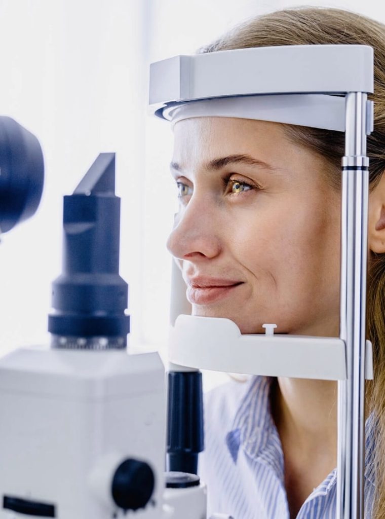 women-computer-diagnostics-of-vision-choice-of-glasses-2021-08-26-16-26-36-utc.jpg